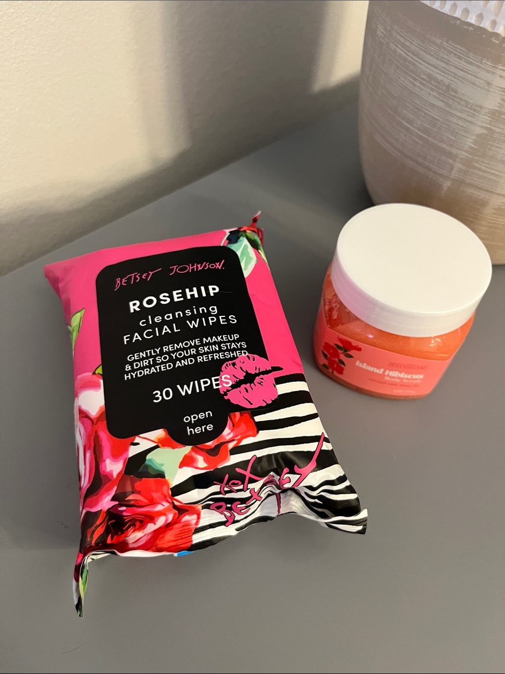Betsey Johnson Rosehip Facial Wipes/Hibiscus Body Scrub - Picture 4 of 5